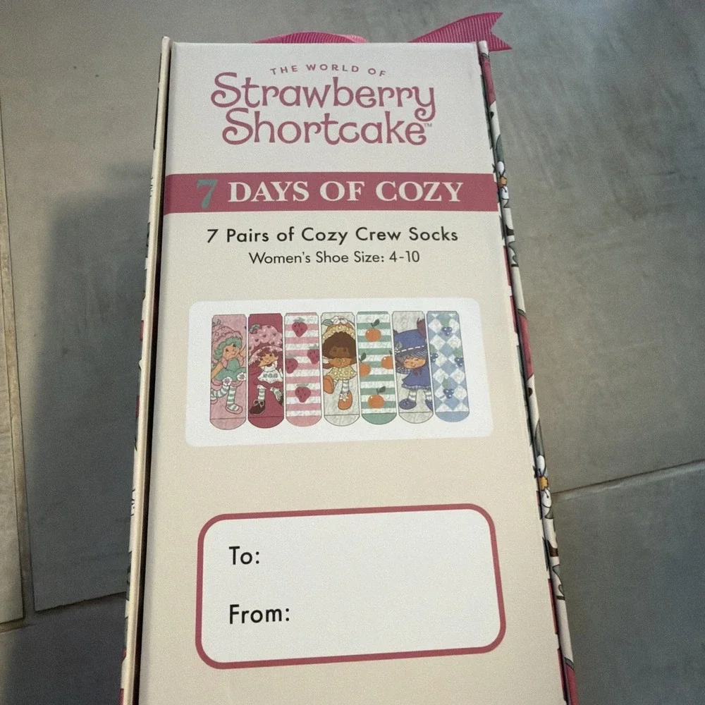STRAWBERRY SHORTCAKE 7 PAIRS OF COZY CREW SOCKS SHOE SIZE 4-10